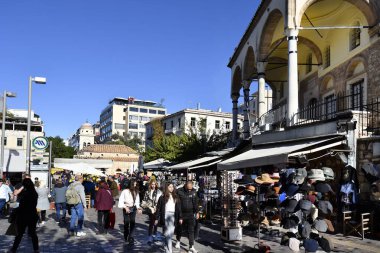 Atina, Yunanistan - 19 Aralık 2023: Monastiraki meydanında eski Panagia Pantanasa ve Çisdaraki Camii olarak bilinen ve şu anda Çağdaş Yunan Kültür Müzesi olarak kullanılan küçük Bizans kilisesi ile kalabalık