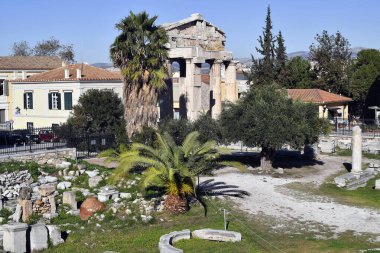 Atina, Yunanistan - 19 Aralık 2023: Athena Archegetis Kapısı ile Plaka ilçesindeki antik Roma Agora kalıntıları