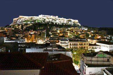 Atina, Yunanistan - 18 Aralık 2023: UNESCO dünya mirası sahası Akropolis ile geceleyin şehir manzarası