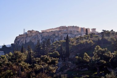 Atina, Yunanistan - 19 Aralık 2023: Engelliler için asansörle tepedeki antik Akropolis 'e bakın