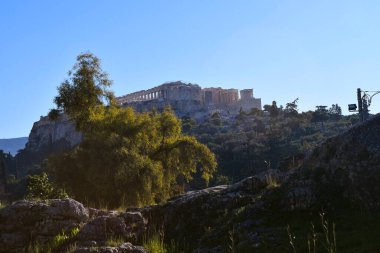 Atina, Yunanistan - 19 Aralık 2023: Tepedeki Antik Akropolis 'e