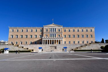 Atina, Yunanistan - 18 Aralık 2023: Sentagma Meydanı 'ndaki Evzone adlı muhafız birliğiyle birlikte parlamento binası, bilinmeyen askerlerin savaş anıtı olarak görev yapıyor.