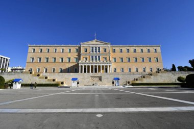 Atina, Yunanistan - 18 Aralık 2023: Sentagma Meydanı 'ndaki Evzone adlı muhafız birliğiyle birlikte parlamento binası, bilinmeyen askerlerin savaş anıtı olarak görev yapıyor.