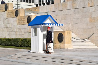 Atina, Yunanistan - 18 Aralık 2023: Meclis binası önünde Evzone adlı geleneksel üniformalı gardiyanlar