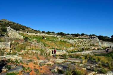 Lavrio, Yunanistan - 19 Aralık 2023: Lavreotiki Geopark 'taki bilinmeyen turistler ve eskiden burada bulunan antik maden merkezi - gümüş, bakır ve kurşun - Yunanistan' daki muhtemelen en eski amfi tiyatronun kalıntıları da var