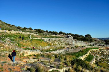 Lavrio, Yunanistan - 19 Aralık 2023: Lavreotiki Geopark 'taki bilinmeyen turistler ve burada eskiden gümüş, bakır ve kurşun bulunan antik madencilik merkezi - Yunanistan' daki muhtemelen en eski Thorikos Tiyatrosu 'nun kalıntıları da bulunuyor.