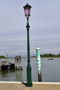 İtalya, Burano Adası, fener ve phal Venedik lagünündeki güzel adaya tekne eklemek için