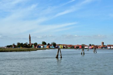 Burano, İtalya - Venedik lagünündeki Burano adasında uzanan çan kulesiyle tarihi su kulesi ve Chiesa Parrocchiale di San Martino Vescovo Kilisesi manzarası