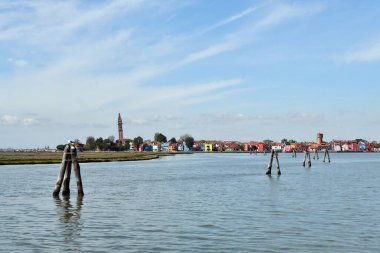 Burano, İtalya - Venedik lagünündeki Burano adasında uzanan çan kulesiyle tarihi su kulesi ve Chiesa Parrocchiale di San Martino Vescovo Kilisesi manzarası