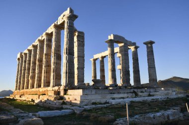 Lavrio, Yunanistan - 19 Aralık 2023: Batan güneşin ışığında antik Poseidon Tapınağı