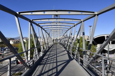 Atina, Yunanistan - Çelikten yapılmış işlek caddenin üzerindeki yaya köprüsü