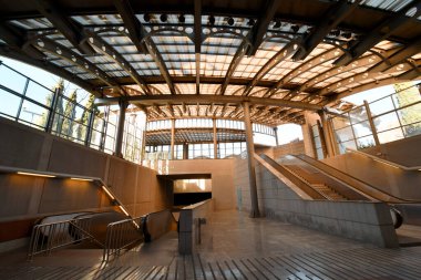 Atina, Yunanistan - 19 Aralık 2023: Mavi hattın metro istasyonu Halandri