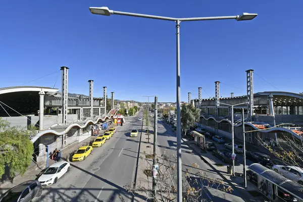 Atina, Yunanistan - 19 Aralık 2023: Otobüs durağı ve taksi durağı olan metro istasyonu Halandri