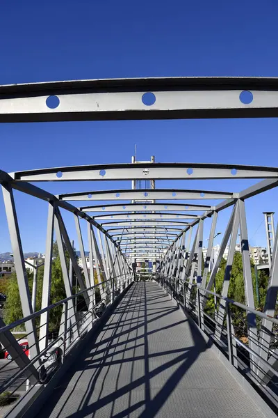 Atina, Yunanistan - Çelikten yapılmış işlek caddenin üzerindeki yaya köprüsü