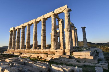 Lavrio, Yunanistan - 19 Aralık 2023: Batan güneşin ışığında antik Poseidon Tapınağı