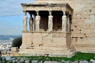 Atina, Yunanistan - 20 Aralık 2023: Akropolis tepesindeki Süvarilerle Erektaş Tapınağı