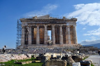 Atina, Yunanistan - 20 Aralık 2023: Akropolis, iskeleli Parthenion - ebedi bir inşaat sahası ve UNESCO dünya mirası sahası