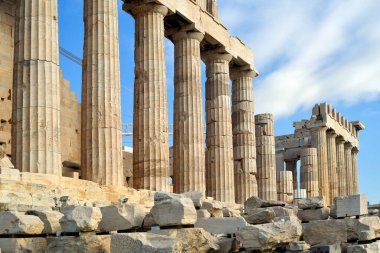 Atina, Yunanistan - 20 Aralık 2023: Akropolis Tepesi 'nin tepesinde, tercih edilen bir UNESCO dünya mirası sahası ve eski Yunanistan' dan kalma antik bir eser