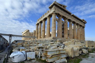 Atina, Yunanistan - 20 Aralık 2023: Akropolis 'teki Partenon' da inşaat faaliyeti ve araçlar, uzun bir restorasyon süreci