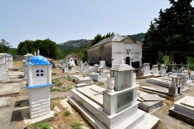 Yunanistan, Thassos Adası dağlarında yer alan dağ köyü Theologos 'un kilise ve mezarlığı