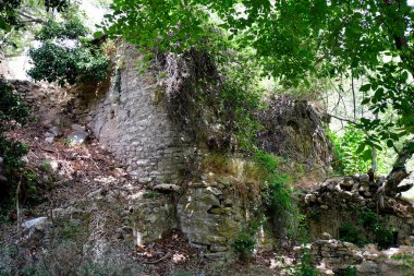Yunanistan, eski su değirmenini sulamak için duvar ustası