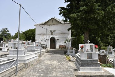 Yunanistan, eski kilise ve Thassos Adası dağlarında bulunan dağ köyü Theologos mezarlığı