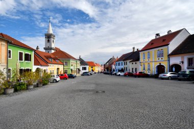 Pas, Avusturya - 23 Mart 2024: Burgenland 'daki UNESCO dünya mirası sahasına sahip Neusiedl Gölü' ndeki sözde leylek kasabasının ana meydanı