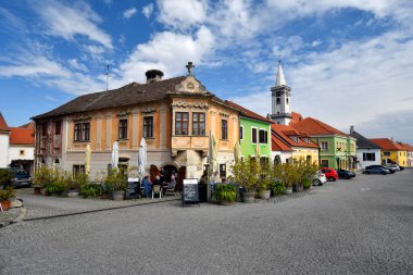 Pas, Avusturya - 23 Mart 2024: Burgenland 'daki UNESCO dünya mirası sahasına sahip Neusiedl Gölü' ndeki sözde leylek kasabasının ana meydanı
