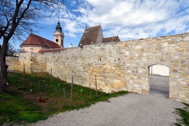 Pas, Avusturya - 23 Mart 2024: Neusiedl Gölü 'ndeki Leylek Kasabası, Balıkçı Kilisesi' nin kulesi ve Burgenland 'daki UNESCO Dünya Mirası Duvarı