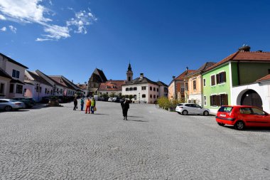 Pas, Avusturya - 23 Mart 2024: Burgenland 'daki UNESCO dünya mirası alanı olan Neusiedl Gölü' ndeki Leylek Kasabası 'nın ana meydanı.