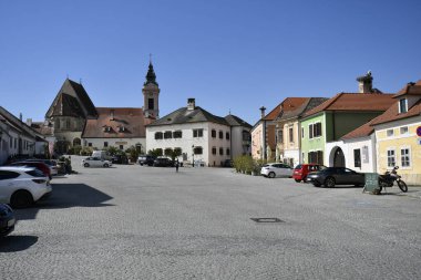 Pas, Avusturya - 23 Mart 2024: Burgenland 'daki UNESCO dünya mirası sahasına sahip Neusiedl Gölü' ndeki sözde leylek kasabasının kaldırımlı belediye meydanı