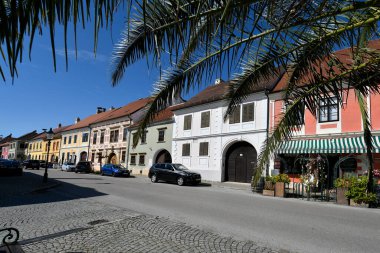 Pas, Avusturya - 23 Mart 2024: Burgenland 'daki UNESCO dünya mirası sahasındaki renkli ve pitoresk evleriyle Neusiedl Gölü' ndeki sözde leylek kasabasının ana yolu