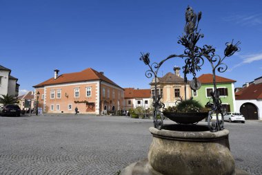 Pas, Avusturya - 23 Mart 2024: Kartal Çeşmesi - Adlerbrunnen - Burgenland 'daki UNESCO Dünya Mirasları Alanındaki, Neusiedl Gölü' ndeki sözde leylek kasabasının kaldırımlı kasaba meydanında