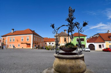 Pas, Avusturya - 23 Mart 2024: Kartal Çeşmesi - Adlerbrunnen - Burgenland 'daki UNESCO Dünya Mirasları Alanındaki, Neusiedl Gölü' ndeki sözde leylek kasabasının kaldırımlı kasaba meydanında