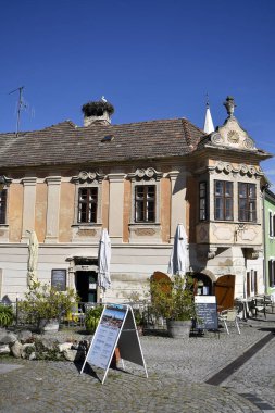 Pas, Avusturya - 23 Mart 2024: Burgenland 'daki UNESCO Dünya Mirası Alanı' nda, Neusiedl Gölü 'ndeki sözde leylek kasabasında bulunan kasaba meydanında bulunan yardım amaçlı restoranla