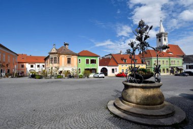 Pas, Avusturya - 23 Mart 2024: Kartal Çeşmesi - Adlerbrunnen - Burgenland 'daki UNESCO Dünya Mirası Alanı' ndaki resimli evleri ile Neusiedl Gölü 'ndeki kasaba meydanında