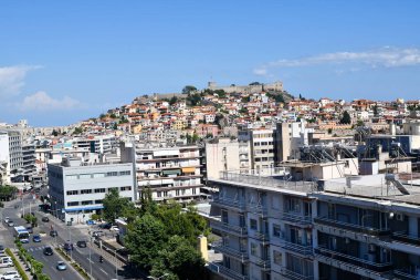 Kavala, Yunanistan, 14 Haziran 2024: Panagia yarımadası ve liman manzaralı şehir manzaralı, ortaçağ su eğitimcisi Kamares ve arka planda Thassos adasının silueti