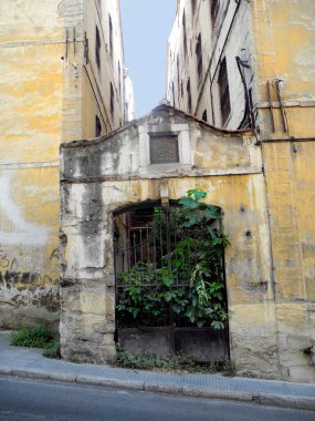 Kavala, Yunanistan - 11 Haziran 2024: Arap harfleriyle eski tütün fabrikasına aşırı gelişmiş giriş