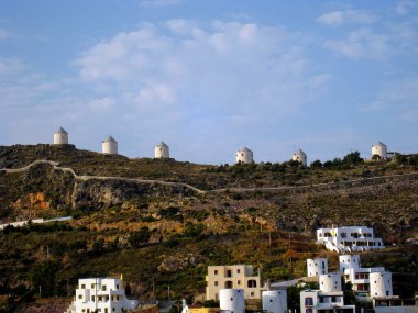 Yunanistan, Leros Adası 'nda yel değirmenleri ve evleri olan manzara