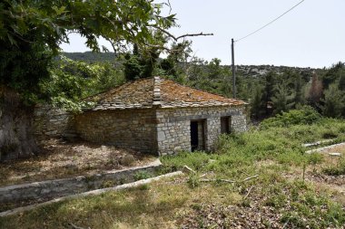 Yunanistan, Thassos Adası dağlarında yer alan dağ köyündeki su kanallı eski su değirmeni Theologos