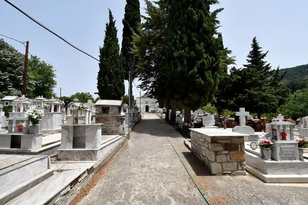 Yunanistan, eski kilise ve Thassos Adası dağlarında bulunan dağ köyü Theologos mezarlığı