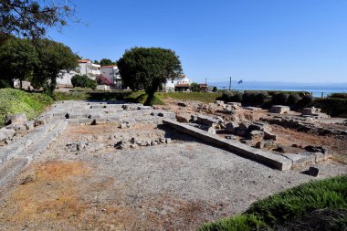 Yunanistan, Kassandra, Zeus Ammon tapınağının kalıntıları, antik mekan doğrudan turizm kalesi Kallithea 'nın sahilinde yer alıyor ve ziyaretçilere özgürce açık.