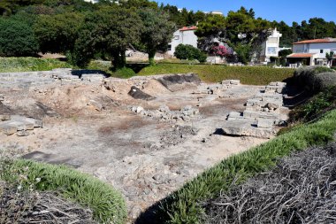 Yunanistan, Kassandra, Zeus Ammon tapınağının kalıntıları, antik mekan doğrudan turizm kalesi Kallithea 'nın sahilinde yer alıyor ve ziyaretçilere özgürce açık.