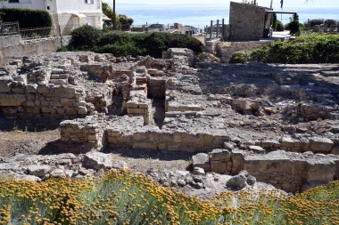 Yunanistan, Kassandra, Zeus Ammon tapınağının kalıntıları, antik mekan doğrudan turizm kalesi Kallithea 'nın sahilinde yer alıyor ve ziyaretçilere özgürce açık.