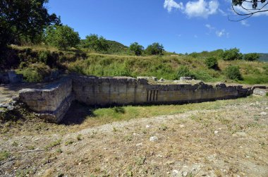 Yunanistan, antik Makedonya sitesi Amphipolis 'te drenaj sistemine sahip kuzey duvarının bir parçası 