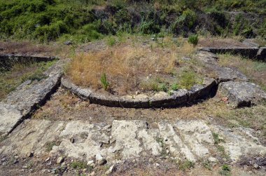 Yunanistan, antik Makedonya sitesi Amphipolis 'te kule ve drenaj sistemiyle kuzey duvarının bir parçası 