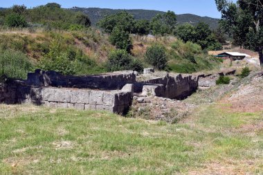 Yunanistan, antik Makedonya sitesi Amphipolis 'te drenaj sistemine sahip kuzey duvarının bir parçası 