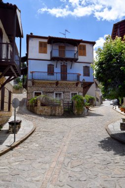 Arnea, Yunanistan - 15 Haziran 2024: Halkidiki dağlarındaki pitoresk köyde güzel renkli evler