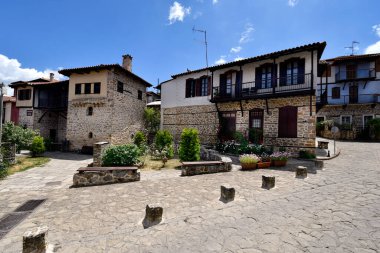 Arnea, Yunanistan - 15 Haziran 2024: Halkidiki dağlarındaki pitoresk köyde güzel renkli evler