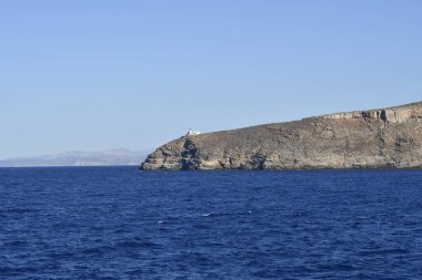 Yunanistan ve Ege Denizi 'ndeki bir adanın kayalık ucunda deniz feneri nakliye için güvenli